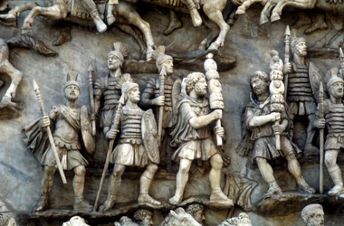Soldati romani che partecipano alla decursio, il rituale giro del rogo funebre, c180-196