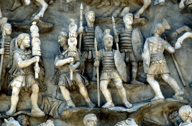 Soldati romani che partecipano alla decursio, il rituale giro del rogo funebre, c180-196