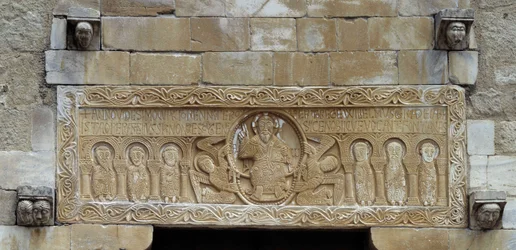 Arte romanica: architrave rappresentante un gruppo di apostoli che circondano Cristo sostenuto da due angeli. Chiesa di San Michele di Saint Genis des Fontaines. XI secolo (Pirenei orientali)