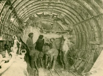 Taglierina Rotativa al Lavoro nel Tubo Allargato della Linea Ferroviaria City and South London, c1930