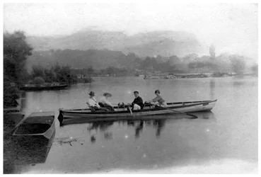 Remare su un lago, c1900-1919