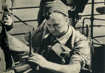 Marinaio reale che controlla la sua mitragliatrice, Seconda Guerra Mondiale, c1939-c1943