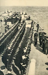 Marines reali allineati in parata a bordo di una nave, Seconda Guerra Mondiale, c. 1939-c. 1943, 1944