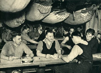 Royal Marines sul loro ponte mensa a bordo di una nave, Seconda Guerra Mondiale, c. 1939-c. 1943, 1944