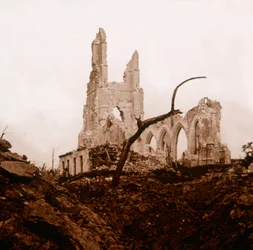 Chiesa in rovina, Ablain-Saint-Nazaire, Francia settentrionale, c1914-c1918