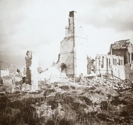 Chiesa in rovina, Chauny, nord della Francia, c1914-c1918