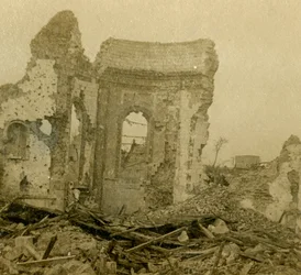 Chiesa in rovina, Combles, Francia settentrionale, c1914-c1918