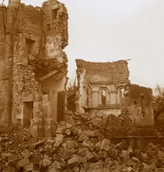 Chiesa in rovina, Trésauvaux, Francia settentrionale