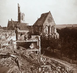 Chiesa in rovina, Vauxaillon, nord della Francia, c1914-c1918