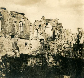 Chiesa in rovina a Dreslincourt, nord della Francia, c1914-c1918