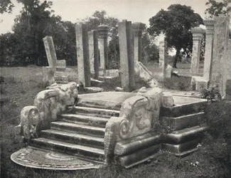 Rovine di una sala a colonne, davanti scala con pietra lunare s. Tafel 79, Anuradhapura, 1926