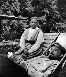 Il leader bolscevico russo Vladimir Lenin e Nadežda Krupskaja, Gorki, URSS, 1922