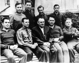 Ingegnere missilistico russo Sergey Korolyov con cosmonauti, Crimea, URSS, c1960