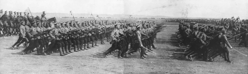 Truppe russe in parata durante la visita del Presidente francese Raymond Poincaré in Russia, 22 luglio, 1914
