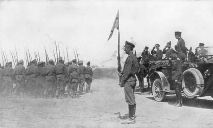 Truppe russe che sfilano davanti ad Alexander Kerensky, Prima Guerra Mondiale, luglio 1917