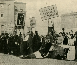 Russi che pregano per il successo delle loro forze, Pietrogrado, Prima Guerra Mondiale, 1914, c1920
