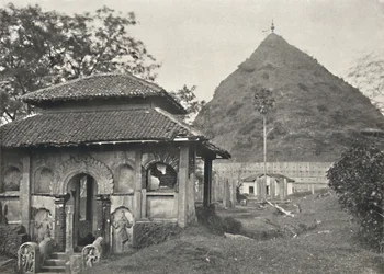 Ruwanwali Dagoba ad Anuradhapura. Lato est, 1926