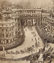 Marinai lungo il percorso in Trafalgar Square, 12 maggio 1937