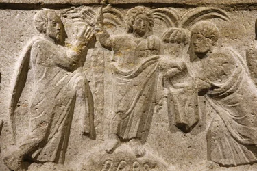 Abbazia di Saint Victor, Marsiglia. Dettaglio del sarcofago: Gesù circondato da Pietro e Paolo