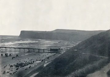 Saltburn - Vista delle scogliere, della spiaggia e del molo
