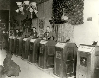 Salotto di San Francisco con kinetoscopi, 1894-1895