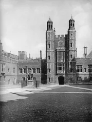 Cortile della scuola e Torre di Lupton