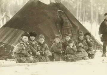 Svezia. Bambini lapponi davanti a una tenda. 1900