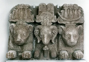 Scultura di tre teste di animali