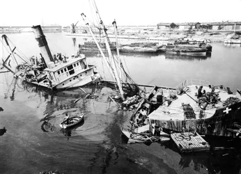 Nave affondata nel porto di Marsiglia, Francia, c1945-1949