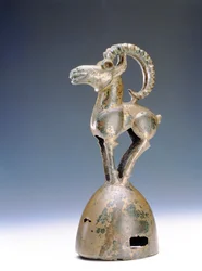 Terminale scita a forma di capra di montagna, periodo Tagar, VII-VI secolo a.C. (bronzo)