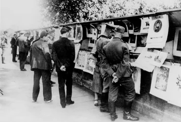 Bancarelle di libri e stampe usate sulla riva della Senna, Parigi occupata dai tedeschi, 1940