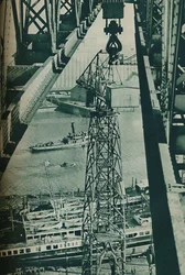 Vista da una gru, il fiume Clyde appare come un lungo bacino di carenaggio stretto, 1937