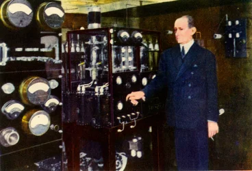 Senatore Marconi nella sala radio della sua yacht