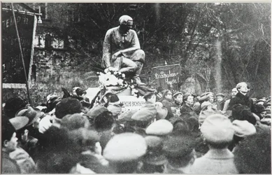Sergei Yesenin alla dedicazione del monumento Koltsov Razin, 1918