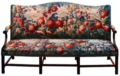 Divano, appartenente a una suite di mobili Chippendale coperti da un arazzo del XVIII secolo, c. 1920
