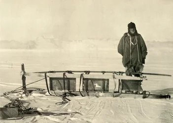 Shackleton accanto alla slitta meridionale rotta