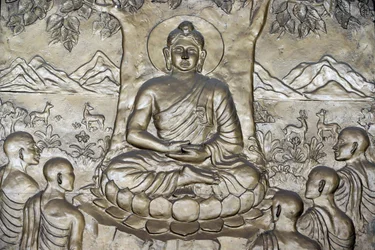 Shakyamuni Buddha che predica il sermone - la ruota della legge - ai suoi cinque discepoli