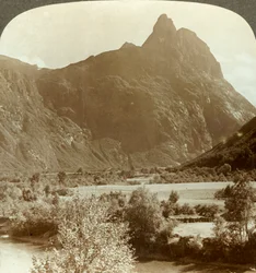 Pinnacoli affilati del Romdalshorn che coronano la parete montuosa sopra il fiume Rauma, Norvegia