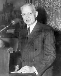 Sherman Adams 1899-1986, politico americano che tiene un discorso