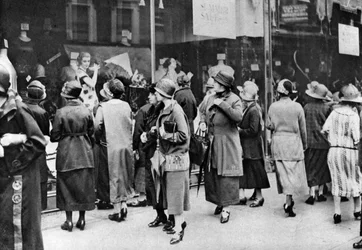 Acquirenti in Kensington High Street, Londra, 1926-1927