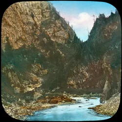 Fiume Sindh, passando le rocce sotto Sonamarg, Kashmir, India, fine XIX o inizio XX secolo