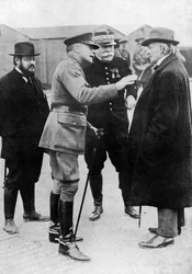 Sir Douglas Haig sottolinea un punto al fronte, Francia, Prima Guerra Mondiale