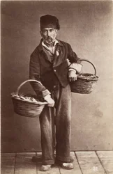 Piccoli mestieri: ritratto di una pescivendola, cesti carichi di pesce. Stampa su cartone del XIX secolo