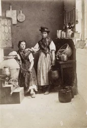 Piccoli mestieri: ritratto di due donne che portano acqua in una cucina. Stampa del XIX secolo su cartone Dim. 6x8,3 cm