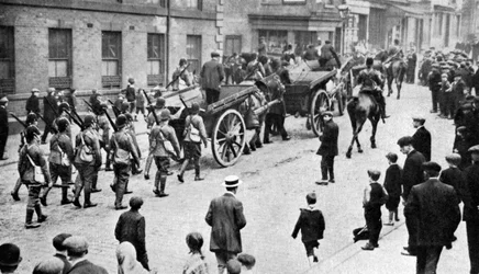 Soldati che scortano carri di carbone durante lo sciopero, Sheffield, c1920