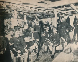 Soldati in una cabina di un trasporto, c1900