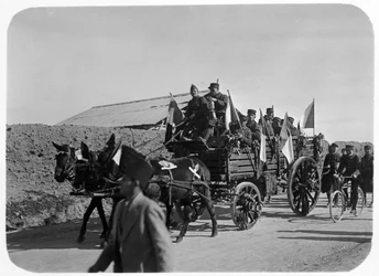 Soldati della Legione Straniera Francese in viaggio in carrozza, Siria, XX secolo
