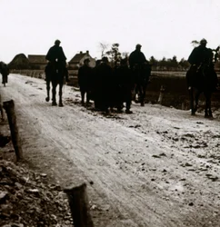 Soldati su una strada, c1914-c1918