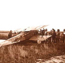 Soldati che circondano un biplano, Somme, Francia settentrionale, c1914-c1918
