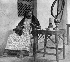 Donna somala che fuma un narghilè, Aden, 1922
